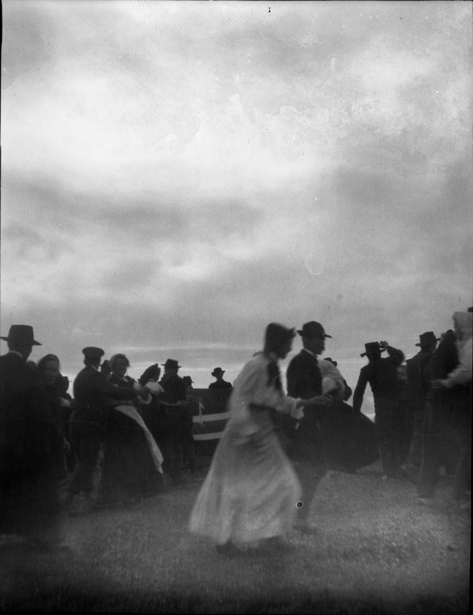 Rikard Berges fotoarkiv. Folk i bunader og klesdrakter fotografert på fjellet, 1905. Bildene er tatt av Johanna Bugge Berge. Bilde nr. 12 ant. Spellemannen Hans Smeland fra Seljord. Bilde nr. 21 ant. 17 mai, Seljord kirke.