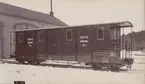 Tågvagn. Boggiegodsvagn Lit. G. Ur album för Vagnfabriks Aktiebolaget i Södertälge.
Mått i millimeter.
Spårvidd: 600.
Bufferhöjd: 550.
Mellan boggiecentra: 6600.
Hjuldiameter: 450.
Vagnkorgens längd utvändigt: 7900.
Vagnkorgens bredd utvändigt: 1600.