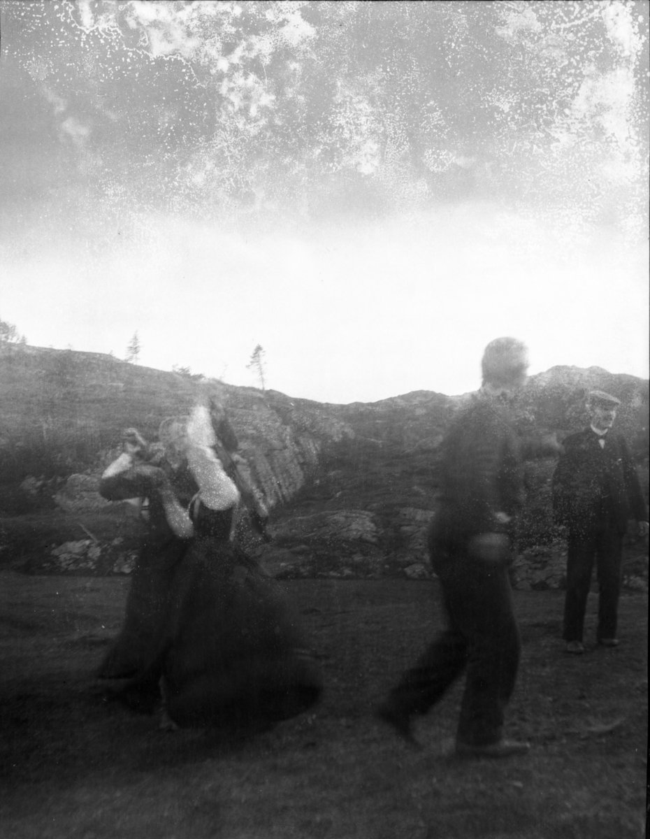 Rikard Berges fotoarkiv. Folk i bunader og klesdrakter fotografert på fjellet, 1905. Bildene er tatt av Johanna Bugge Berge. Bilde nr. 12 ant. Spellemannen Hans Smeland fra Seljord. Bilde nr. 21 ant. 17 mai, Seljord kirke.