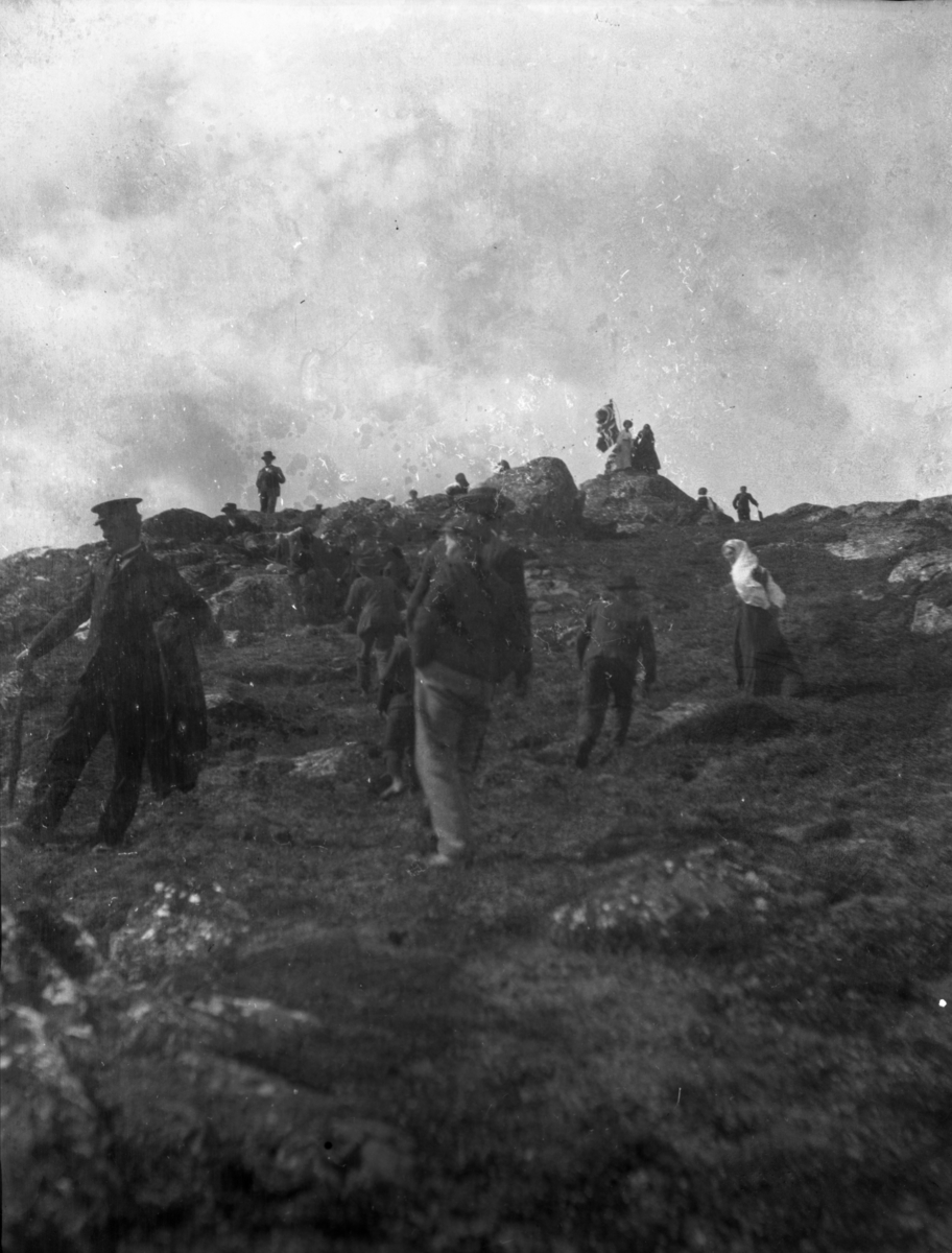 Rikard Berges fotoarkiv. Folk i bunader og klesdrakter fotografert på fjellet, 1905. Bildene er tatt av Johanna Bugge Berge. Bilde nr. 12 ant. Spellemannen Hans Smeland fra Seljord. Bilde nr. 21 ant. 17 mai, Seljord kirke.