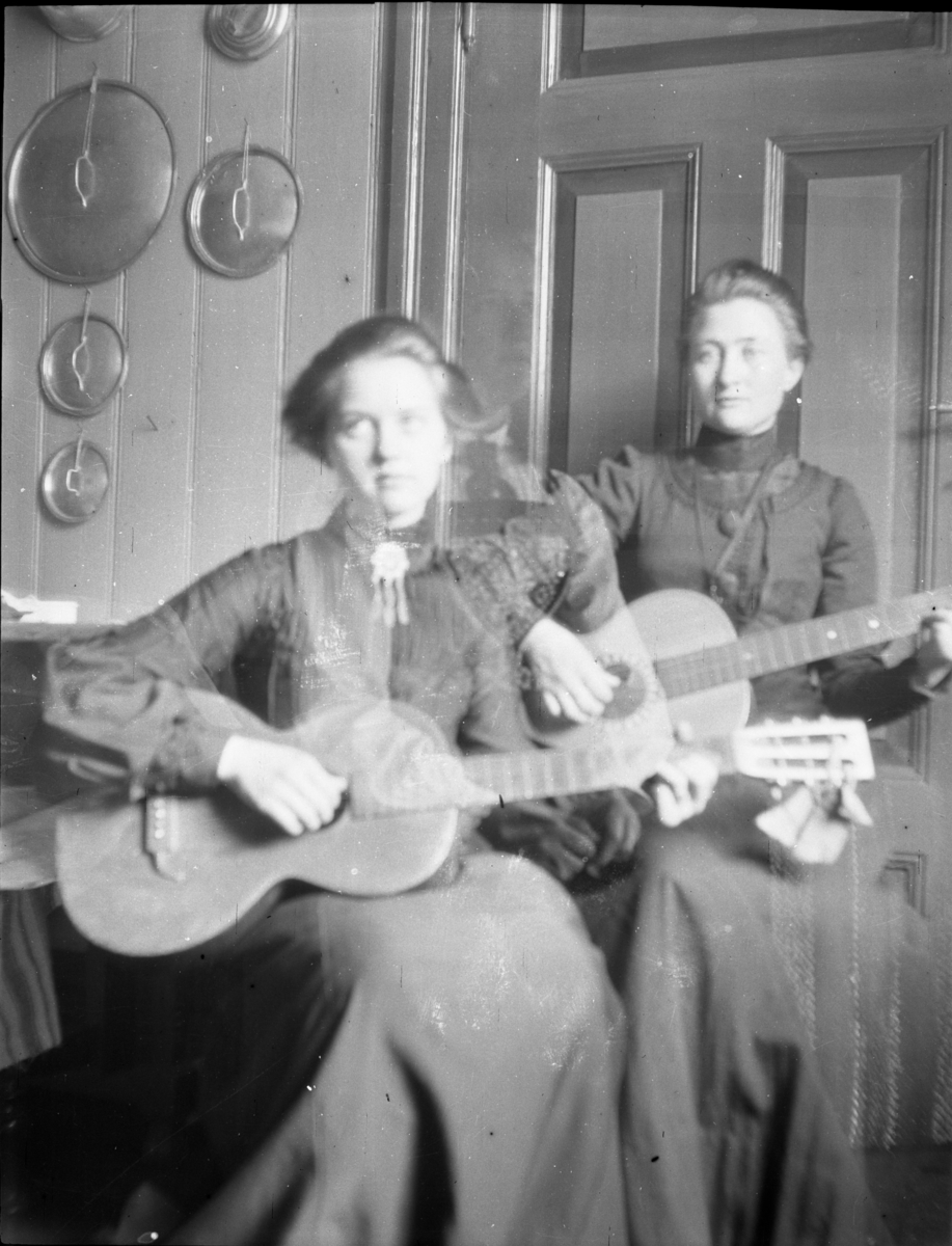 Rikard Berges fotoarkiv. Folk i bunader og klesdrakter fotografert på fjellet, 1905. Bildene er tatt av Johanna Bugge Berge. Bilde nr. 12 ant. Spellemannen Hans Smeland fra Seljord. Bilde nr. 21 ant. 17 mai, Seljord kirke.