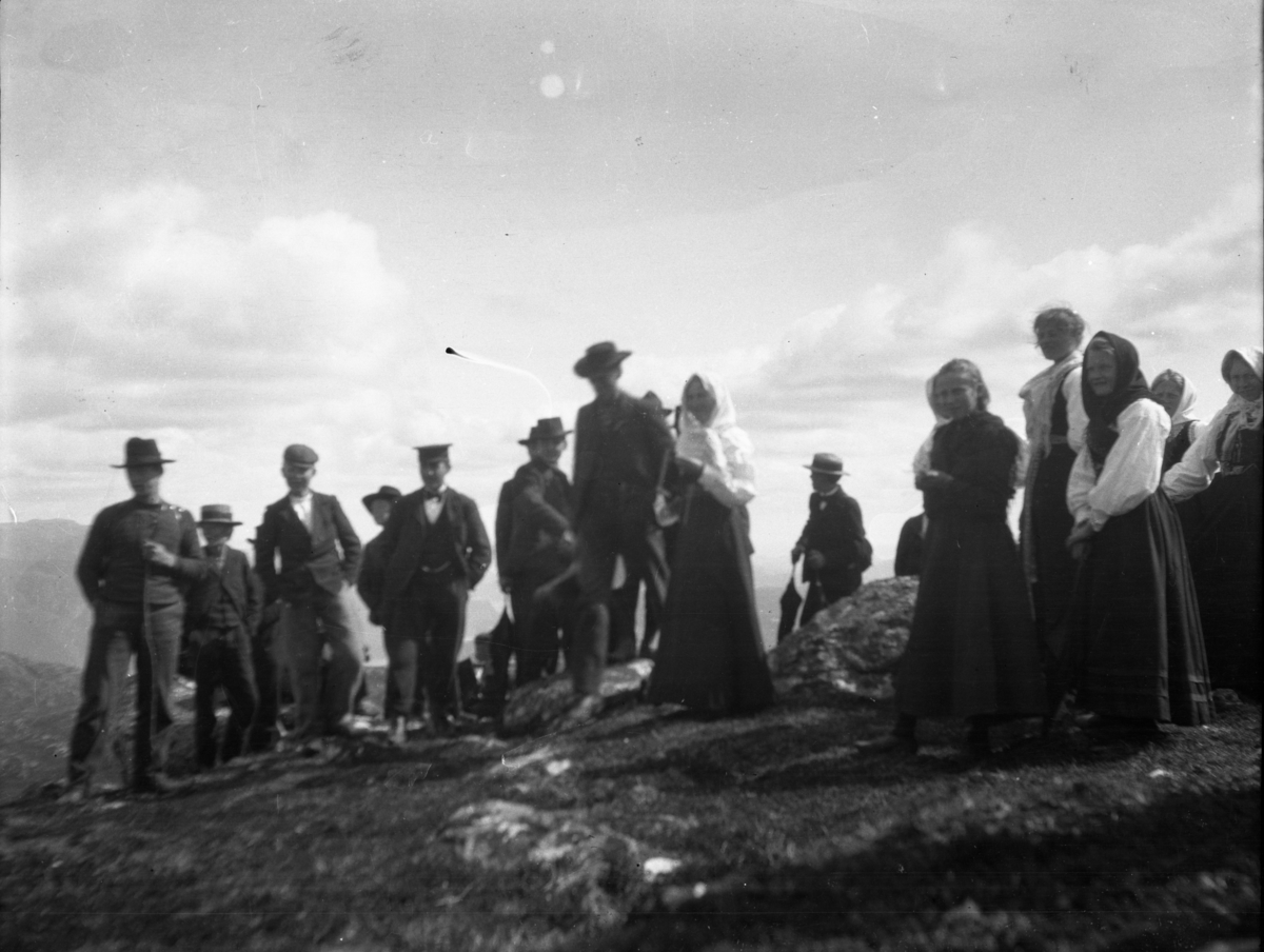 Rikard Berges fotoarkiv. Folk i bunader og klesdrakter fotografert på fjellet, 1905. Bildene er tatt av Johanna Bugge Berge. Bilde nr. 12 ant. Spellemannen Hans Smeland fra Seljord. Bilde nr. 21 ant. 17 mai, Seljord kirke.