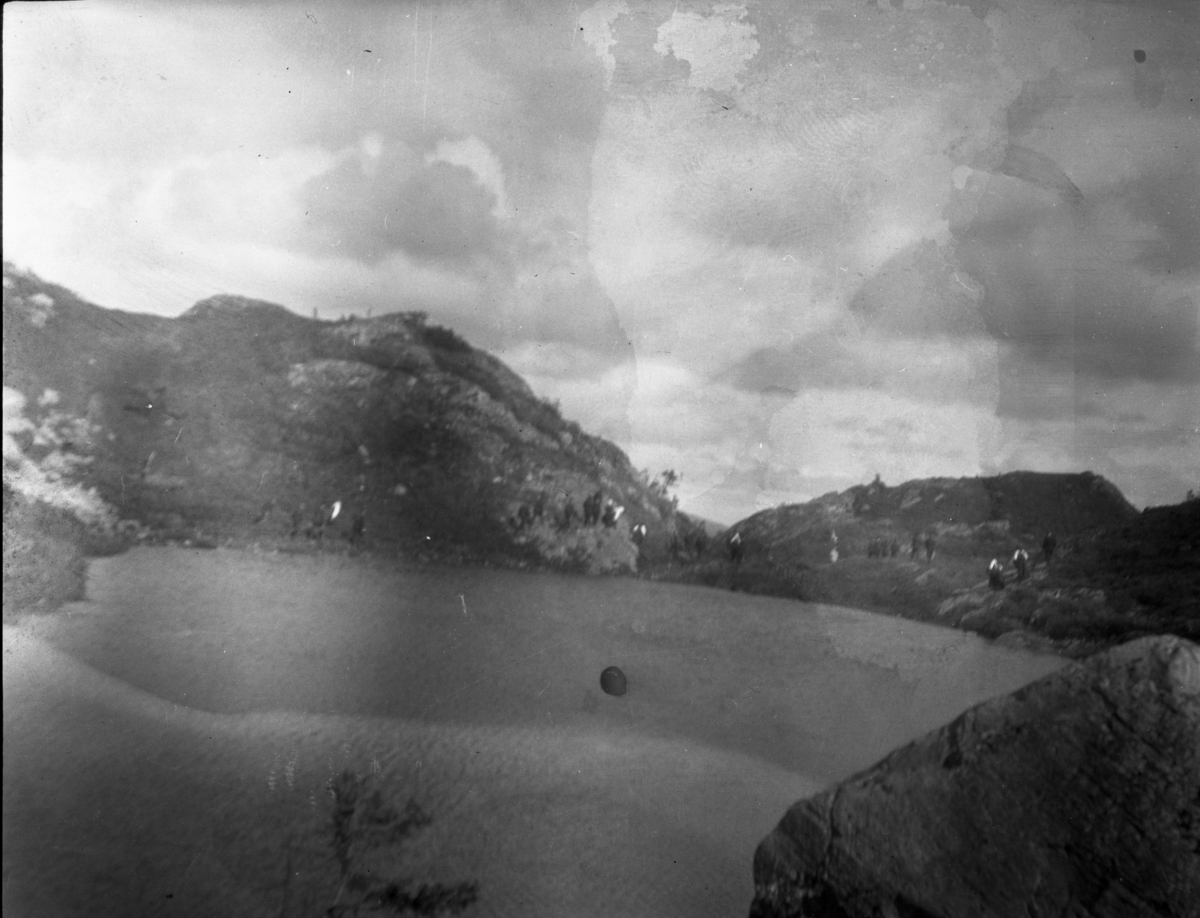 Rikard Berges fotoarkiv. Folk i bunader og klesdrakter fotografert på fjellet, 1905. Bildene er tatt av Johanna Bugge Berge. Bilde nr. 12 ant. Spellemannen Hans Smeland fra Seljord. Bilde nr. 21 ant. 17 mai, Seljord kirke.