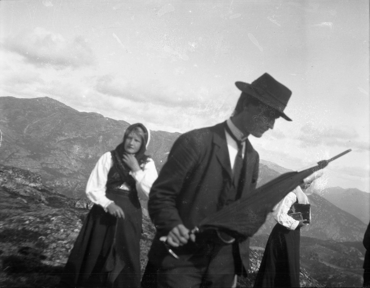 Rikard Berges fotoarkiv. Folk i bunader og klesdrakter fotografert på fjellet, 1905. Bildene er tatt av Johanna Bugge Berge. Bilde nr. 12 ant. Spellemannen Hans Smeland fra Seljord. Bilde nr. 21 ant. 17 mai, Seljord kirke.