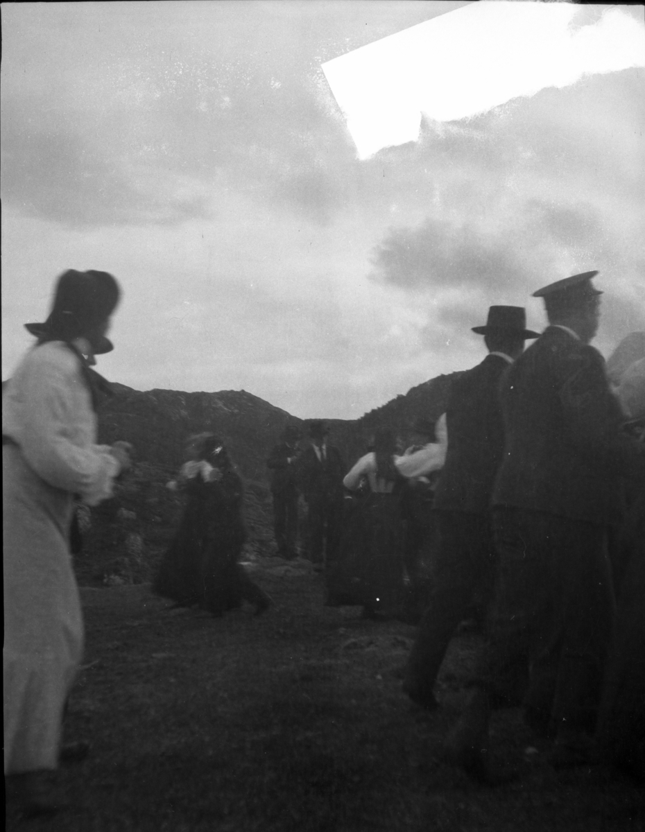 Rikard Berges fotoarkiv. Folk i bunader og klesdrakter fotografert på fjellet, 1905. Bildene er tatt av Johanna Bugge Berge. Bilde nr. 12 ant. Spellemannen Hans Smeland fra Seljord. Bilde nr. 21 ant. 17 mai, Seljord kirke.