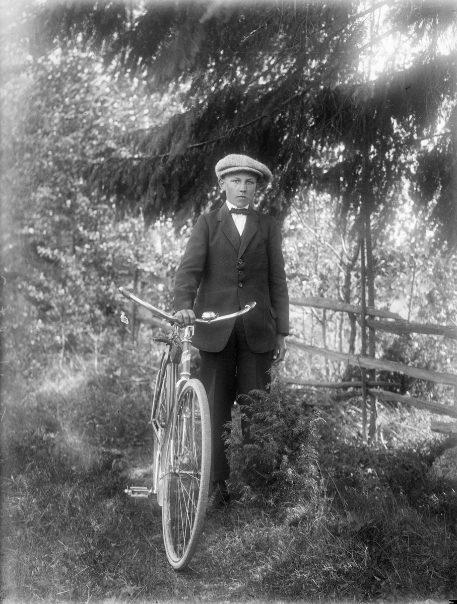 Martin Hedström med cykel, Solbo, Uppland 1925