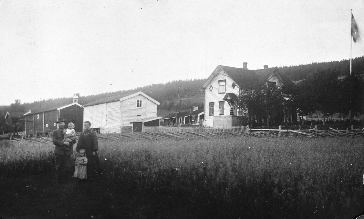 Liten familie foran gardsbruk. 
Erik Undset og kone Magnhild (f. Galåsen - Trysil). Nordistu på Unset. 