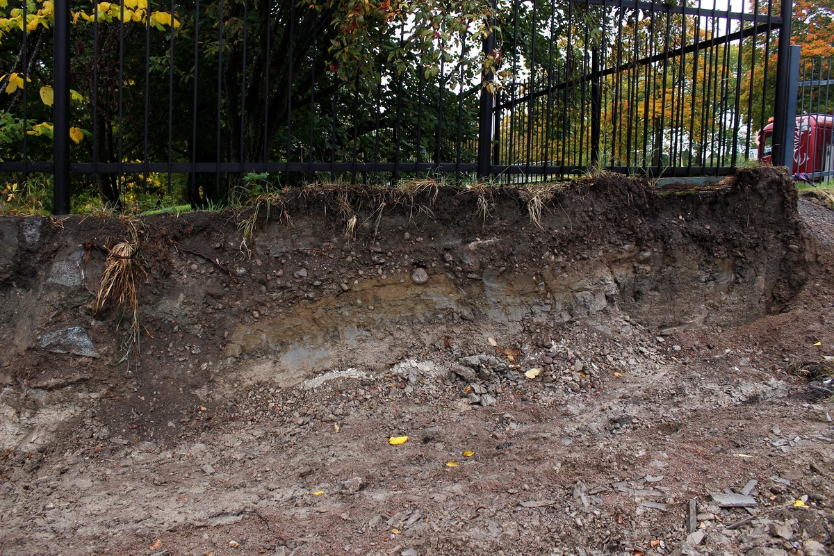 Arkeologisk schaktningsövervakning, sektion genom slottsterrass, kvarteret Plantskolan, Uppsala 2016