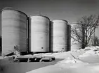 Silos. Troligen vid Köpingsverken. Ur album för AB Svenska Salpeterverken.