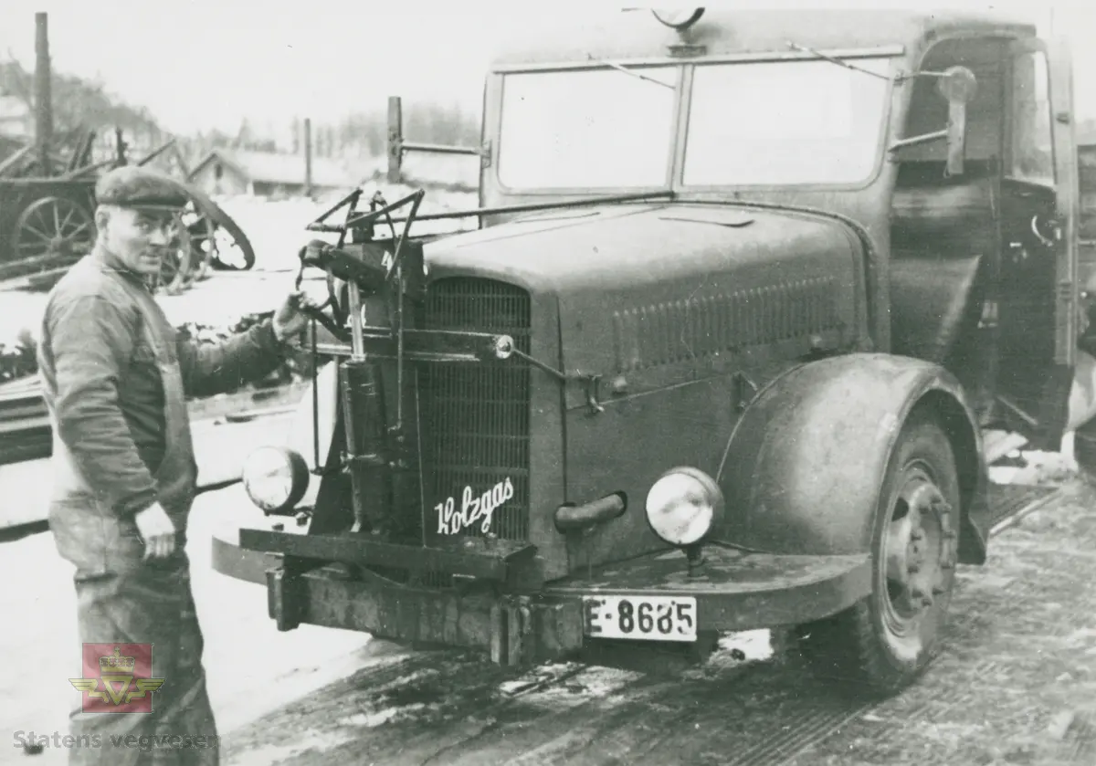 Bilde 1) Oppland Redskapssentral. 1940 modell Saurer BT 4500 Holzgas, en tysk krigsbil med generator, muligens enhetsdiesel. Holzgas står i fronten med kjennetegn E-8685. Ved bilen står Einar Sveum. Han var utdannet smed, men ansatt som oppsynsmann på Redskapssentralen. Bildet er trolig tatt etter krigen da frontlyktene mangler nedblending. Til venstre skimtes uthuset på Brunlaug Hotel, Fåberg. Tilleggsbilder vises ved å bla med pilen.

Bilde 2) Til venstre på bildet står Einar Sveum, oppsynsmann på Redskapssentralen, og Christen Lomsdal som var tidligere avelingsingeniør i Vågåmo. Bilen bak er en Studebaker ca. 35 modell. Redskapssentralen disponerte bilen etter Lomsdal i mange år. Bilen hadde hengsling i bakant på dørene. Fotonr. NVM00F00206.

Bilde 3) Fra venstre: Bilde av Sigurd Kristiansen, Einar Sveum og Torstein Sandviken som arbeidet på Redsapssentralen. Fotonr. NVM00F00208.

Bilde 4) Torstein Sandviken, Sigurd Kristiansen og Leif Paulsen fotografert i 1933. Fotonr. NVM00F00211.

Bilde 5) Porten ved innkjøringen til Fåberg Redskapssentral er smidd av Einar Sveum. Han var utdannet smed, men ansatt som oppsynsmann på Redskapssentralen. Bjarne Sveum står ved porten på bildet. Fotonr. NVM00F00200.