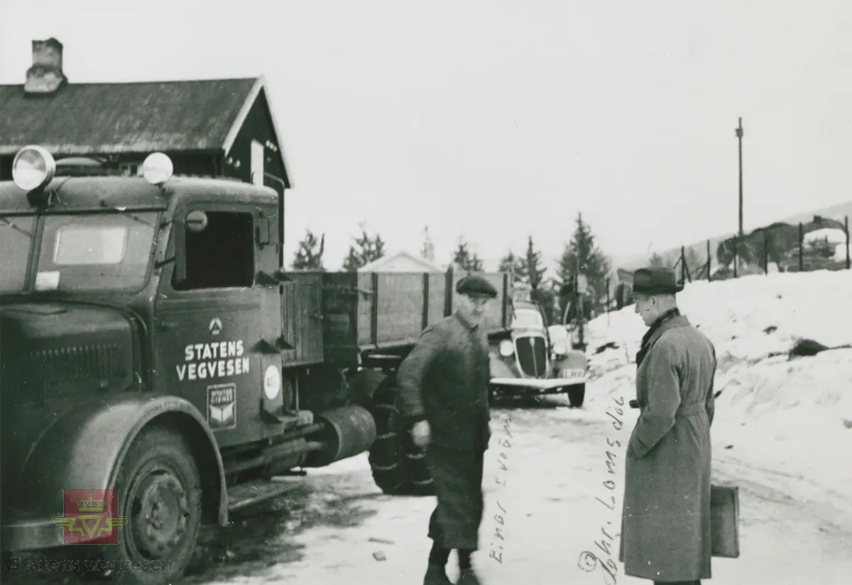 Bilde 1) Oppland Redskapssentral. 1940 modell Saurer BT 4500 Holzgas, en tysk krigsbil med generator, muligens enhetsdiesel. Holzgas står i fronten med kjennetegn E-8685. Ved bilen står Einar Sveum. Han var utdannet smed, men ansatt som oppsynsmann på Redskapssentralen. Bildet er trolig tatt etter krigen da frontlyktene mangler nedblending. Til venstre skimtes uthuset på Brunlaug Hotel, Fåberg. Tilleggsbilder vises ved å bla med pilen.

Bilde 2) Til venstre på bildet står Einar Sveum, oppsynsmann på Redskapssentralen, og Christen Lomsdal som var tidligere avelingsingeniør i Vågåmo. Bilen bak er en Studebaker ca. 35 modell. Redskapssentralen disponerte bilen etter Lomsdal i mange år. Bilen hadde hengsling i bakant på dørene. Fotonr. NVM00F00206.

Bilde 3) Fra venstre: Bilde av Sigurd Kristiansen, Einar Sveum og Torstein Sandviken som arbeidet på Redsapssentralen. Fotonr. NVM00F00208.

Bilde 4) Torstein Sandviken, Sigurd Kristiansen og Leif Paulsen fotografert i 1933. Fotonr. NVM00F00211.

Bilde 5) Porten ved innkjøringen til Fåberg Redskapssentral er smidd av Einar Sveum. Han var utdannet smed, men ansatt som oppsynsmann på Redskapssentralen. Bjarne Sveum står ved porten på bildet. Fotonr. NVM00F00200.