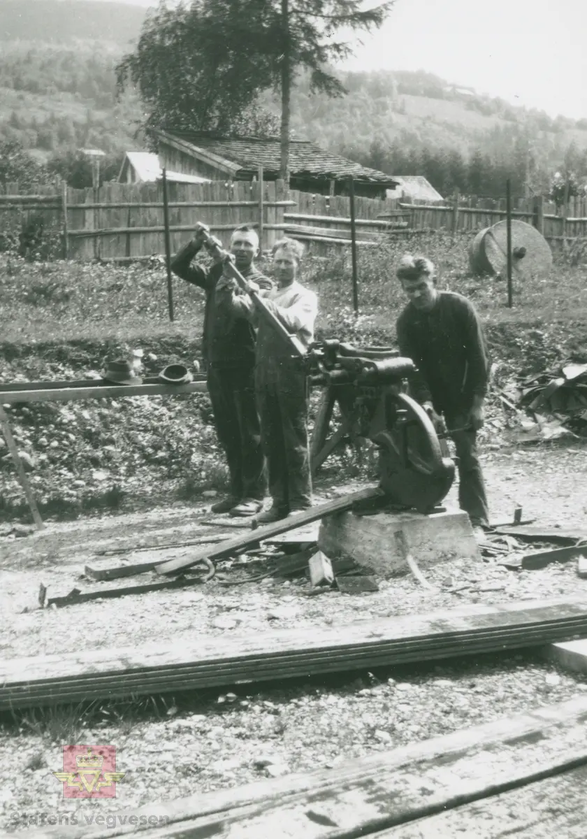 Bilde 1) Oppland Redskapssentral. 1940 modell Saurer BT 4500 Holzgas, en tysk krigsbil med generator, muligens enhetsdiesel. Holzgas står i fronten med kjennetegn E-8685. Ved bilen står Einar Sveum. Han var utdannet smed, men ansatt som oppsynsmann på Redskapssentralen. Bildet er trolig tatt etter krigen da frontlyktene mangler nedblending. Til venstre skimtes uthuset på Brunlaug Hotel, Fåberg. Tilleggsbilder vises ved å bla med pilen.

Bilde 2) Til venstre på bildet står Einar Sveum, oppsynsmann på Redskapssentralen, og Christen Lomsdal som var tidligere avelingsingeniør i Vågåmo. Bilen bak er en Studebaker ca. 35 modell. Redskapssentralen disponerte bilen etter Lomsdal i mange år. Bilen hadde hengsling i bakant på dørene. Fotonr. NVM00F00206.

Bilde 3) Fra venstre: Bilde av Sigurd Kristiansen, Einar Sveum og Torstein Sandviken som arbeidet på Redsapssentralen. Fotonr. NVM00F00208.

Bilde 4) Torstein Sandviken, Sigurd Kristiansen og Leif Paulsen fotografert i 1933. Fotonr. NVM00F00211.

Bilde 5) Porten ved innkjøringen til Fåberg Redskapssentral er smidd av Einar Sveum. Han var utdannet smed, men ansatt som oppsynsmann på Redskapssentralen. Bjarne Sveum står ved porten på bildet. Fotonr. NVM00F00200.