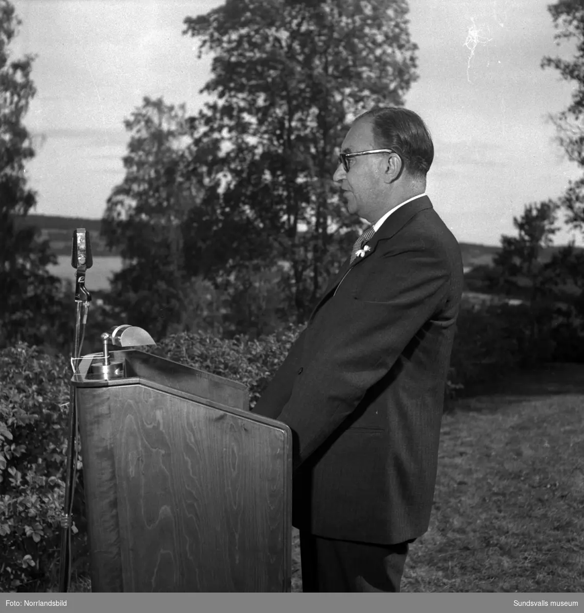 Tunadals sågverks hundraårsjubileum firas vid Tunadals herrgård. Stor publik i parken med tal av bland andra Axel Enström, förtäring, serveringspersonal och jubileumscigarrer.