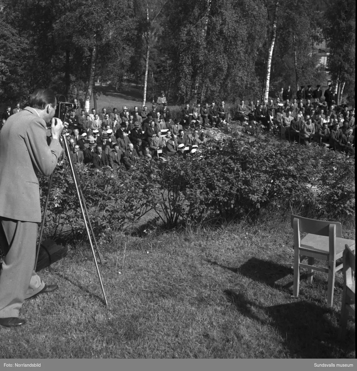 Tunadals sågverks hundraårsjubileum firas vid Tunadals herrgård. Stor publik i parken med tal av bland andra Axel Enström, förtäring, serveringspersonal och jubileumscigarrer.