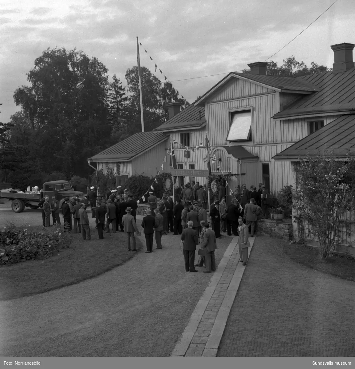 Tunadals sågverks hundraårsjubileum firas vid Tunadals herrgård. Stor publik i parken med tal av bland andra Axel Enström, förtäring, serveringspersonal och jubileumscigarrer.