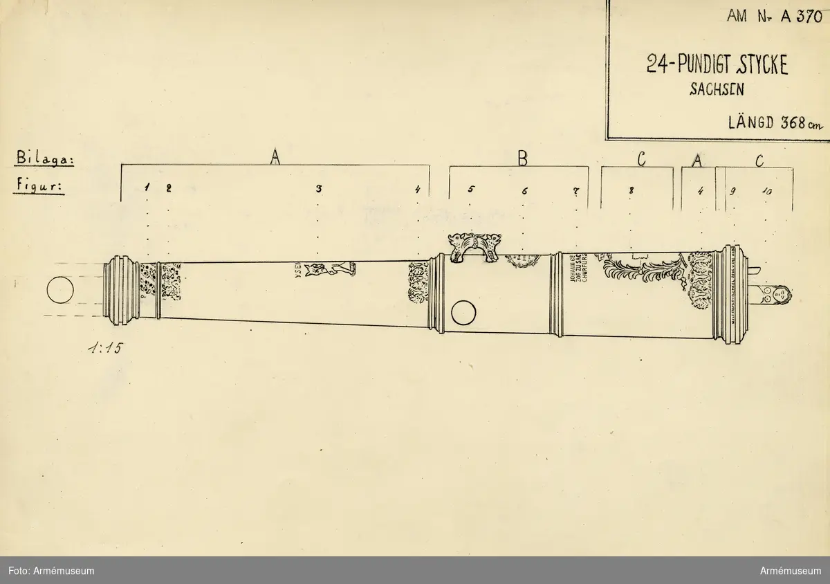 Grupp A I.
Krigsbyte från den invid Dünamünde belägna skansen Neumünde, som den 11 dec 1701 erövrades av svenskarna. Följande inskrift syftar härpå: MED GUDS HIELP AF K CARL XII TAGIT MEDH  FESTNINGEN NEUMUNDE 11 DECEMB 1701.

Kanonen utmärker sig f.ö. genom sin högst praktfulla utstyrsel och fullkomlighet, vad tillverkningen beträffar.

På långa fältet: en varg, bärande ett lamm i gapet, och däröver inskriften: YSENGRIN (Isegrim-vargen).

På kammarstycket: sachsiska riksvapnet och därovan följande  inskrift: JOHANN GEORG III HER / ZOG ZU SAXEN JCVB / CHURFURST A.O. 1686. På kammarbandet: WOLF CASPAR V CLENGEL ZEVG V ART OBRISTER. GOSS MICH ANDREAS HEROLD IN DRESDEN . (Wolfgang Caspar von  Clengel, tygmästare vid artilleriet överste. Andreas Herold i Dresden göt mig).