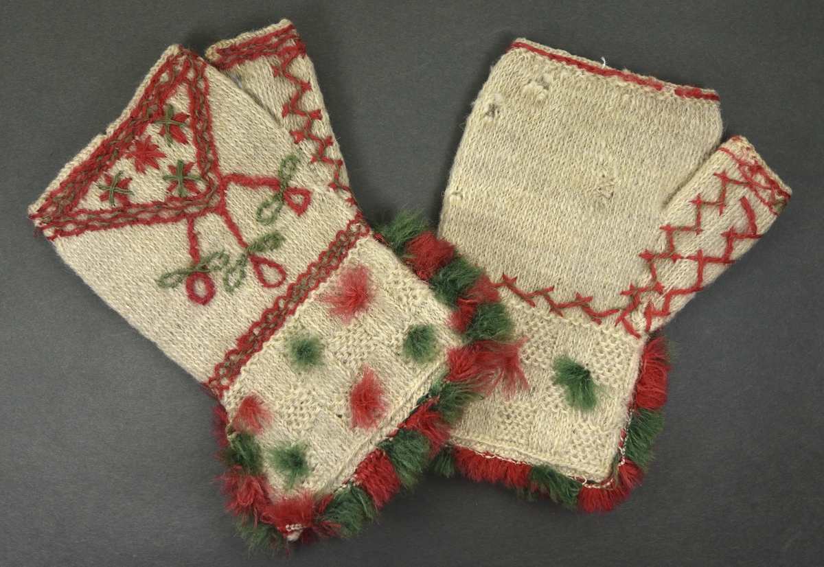 Tvåändstickade halvvantar av garn gjorda av har- och fårull. Naturgrå, med broderi i flät- och stjälksöm i rött och grönt. Kragen kantad med frans i rött och grönt.