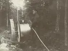 Män i arbete.
Finnvikskabeln. Kabelläggning vid Räfsnäs. Ur albumet Kabelarbetet Hjälmsälra (Hjälmsättra) - Norrtälje -  Finnviken utfört under sommaren 1928.