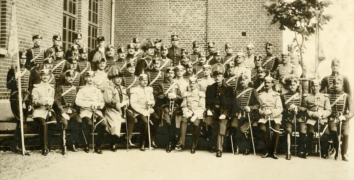 Grupporträtt av officerare med Kronprins Gusta och prins Carl hos Kronprinsens husarregemente K 7. Malmö den 2 juni 1906.
För namn, se bild nr. 2, 3 och 4.