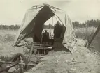 Finnvikskabeln. Mättält vid pupinboxarna. Ur albumet Kabelarbetet Hjälmsälra (Hjälmsättra) - Norrtälje -  Finnviken utfört under sommaren 1928.