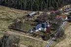 Flygfoto över Askeryds kyrka i Aneby kommun.