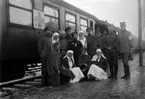 Röda Korset, invalidutväxlingen 1915-1917. Soldater och rödakorssystrar uppställda  för fotografering vid ett tåg.