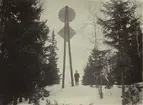 Man vid båk. Vinterbild.
Finnvikskabeln. Ur albumet Kabelarbetet Hjälmsälra (Hjälmsättra) - Norrtälje -  Finnviken utfört under sommaren 1928.