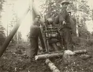 Tre män i arbete.
Hjälmsätrakabeln. Vinsch för kabeldragning. Ur albumet Kabelarbetet. Hjälmsälra - Norrtälje - Finnviken utfört under sommaren 1928.