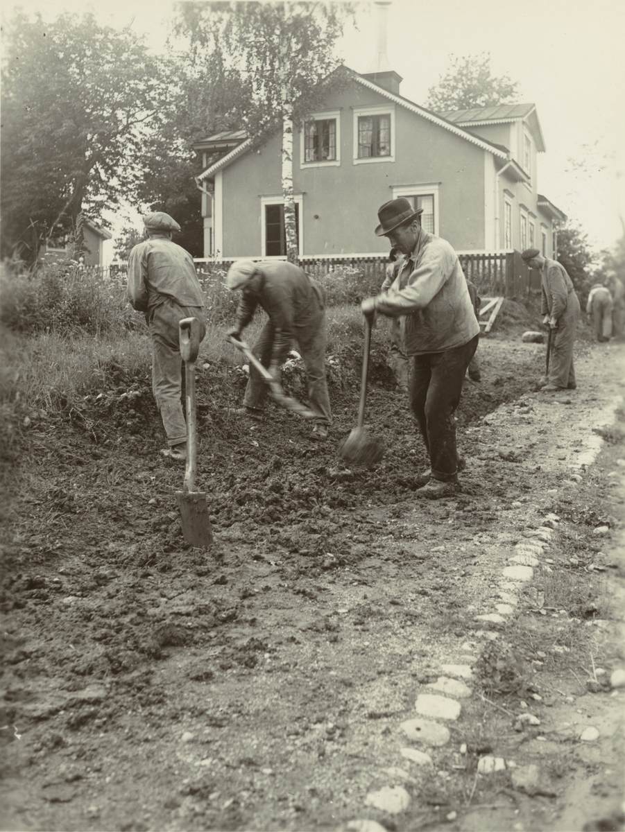 Återfyllning av kabelgraven. Pupinpunkt No 25 (Frötunagatan 13).
Ur album Kabelarbetet Hjälmsättra - Norrtälje - Finnviken utfört under sommaren 1928.