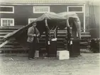 Man i arbete.
Ur album Kabelarbetet Hjälmsälra - Norrtälje - Finnviken utfört under sommaren 1928.