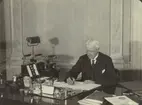 Generaldirektören Greve Adolf Hamilton vid sitt skrivbord. Ur albumet 