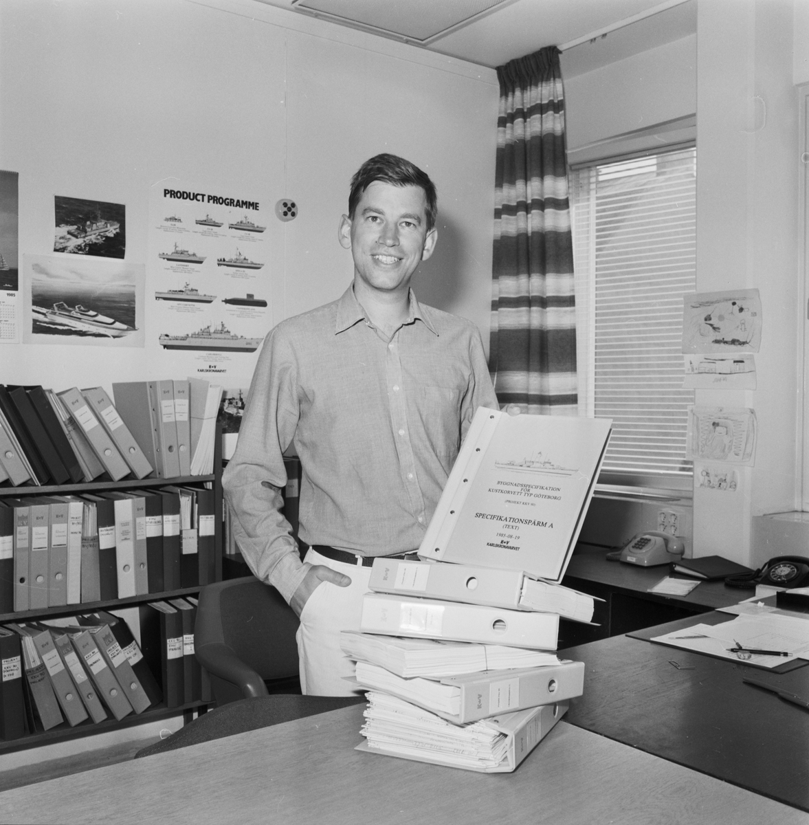 Varvet runt- en bildutställning
Civilingenjör John Nilsson, Kontruktionskontoret, med offerthandlingarna för kustkorvett typ Göteborg 1985.\\Sedan 1970-talet har Konstruktionskontorets tekniska kompetens förstärkts, bl a genom en markant ökning av högskoleutbildad personal.