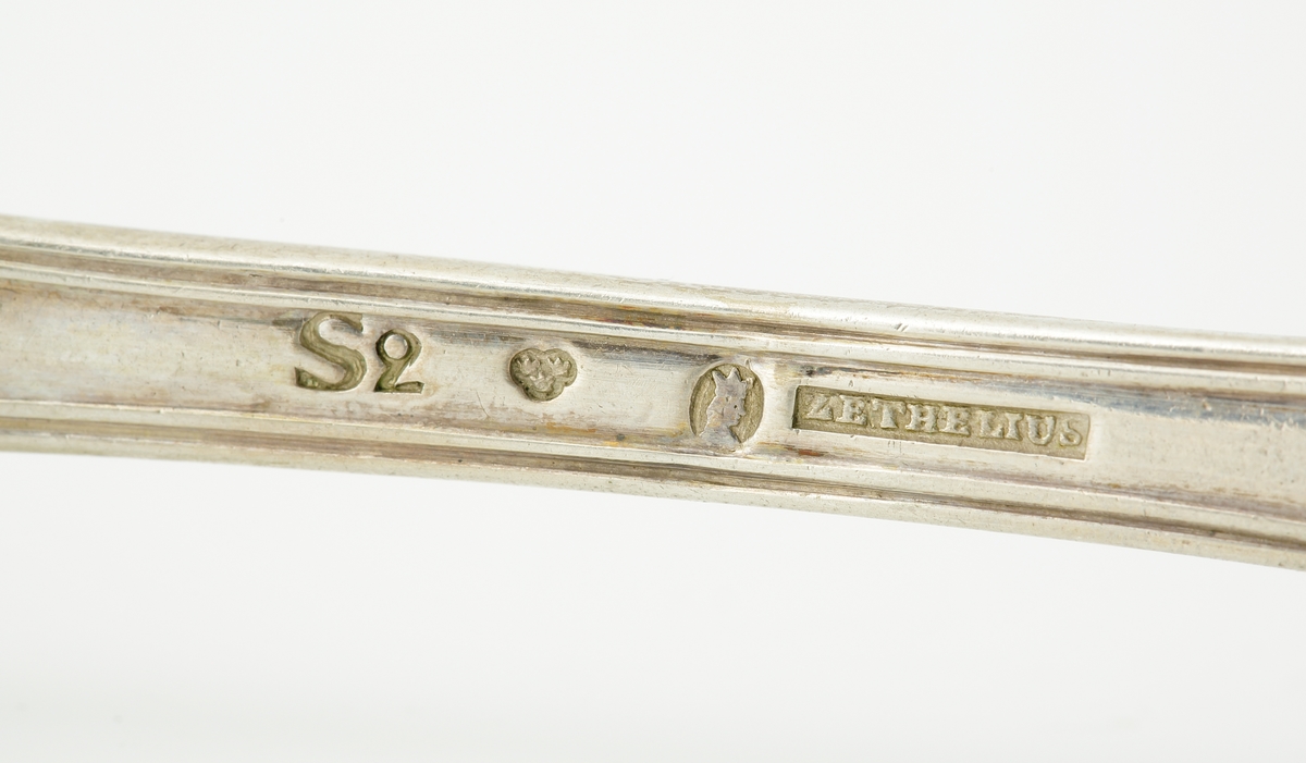 Matgaffel i silver.
Svensk trubbig modell. Präglat adelsvapen (friherrekrona med hjärtvapen i form av oxhuvud)* på skaftet.

*Friherrliga ätten von Mecklenburg (ointroducerad tysk/svensk adel).