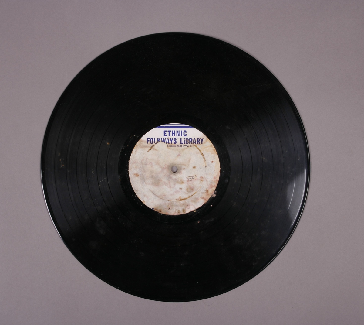 Grammofonplate i svart vinyl. Plata ligger i en papirlomme med påskriften "Trykia 4404". Ligger ved to identiske hefter, hvor på det ene har noe håndskreven påskrift (se bilde).