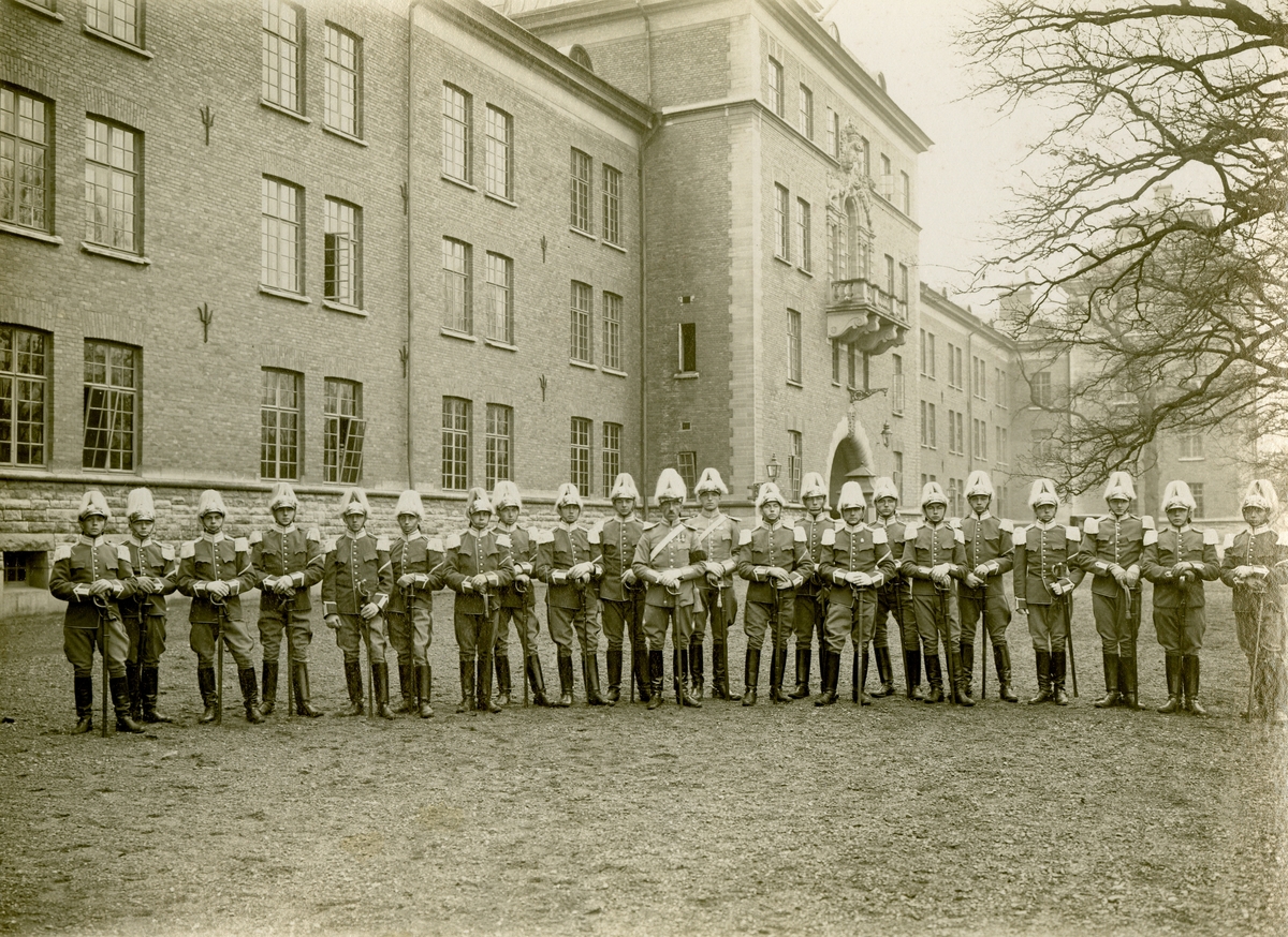 Grupporträtt av furirskolan vid Livgardet till häst K 1, 1920-1921.