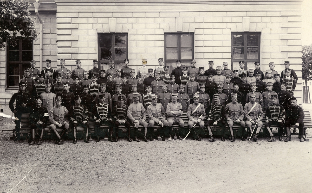 Grupporträtt av officerare och soldater vid Kavalleriskolan 1901-1902.