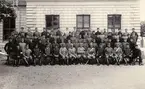 Grupporträtt av officerare och soldater vid Kavalleriskolan 1901-1902.