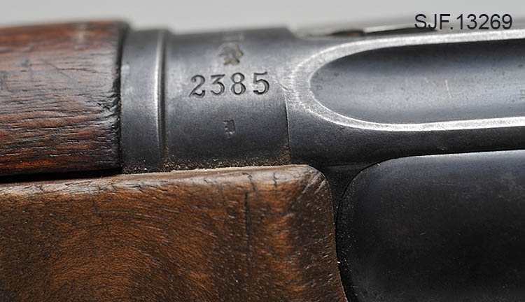 Krag-Jørgensen rifle med kaliber 6, 5 x 55. Geværet har pistolgrep. Magasinkapasitet på 5 patroner. Kolben er brunbeiset / oljet. Kolbekappe av stål. På munningen er det festet ei messinghette, en snø- og vannbeskytter. Geværet er utstyrt med høydejusterbart skur og sidejusterbart korn. 
Det er bærereim påmontert geværet. 