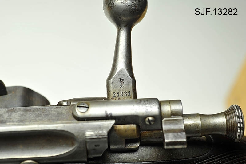 Krag-Jørgensen rifle med kaliber 6, 5 x 55. Geværet har pistolgrep. Magasinkapasitet på 5 patroner. Kolben er brunbeiset / oljet. Skjeftet er dekorert med forseggjorte utskjæringer.  Kolbekappen av stål har innfelt et lokk. Om man åpner lokkket kommer man til et "oppbevaringsrom" i kolben. Treverket som omslutter undersiden av geværløpet har noen sprekkdannelser.  Geværet er utstyrt med høydejusterbart skur og sidejusterbart korn. 