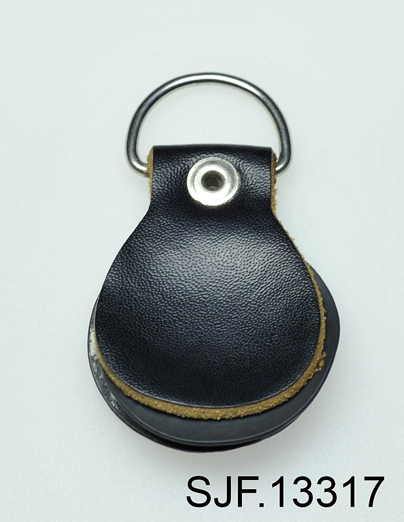 En leather straightener er et redskap for å rette ut fortommen når de er krøllete. En fortom er en avsmalende scene som forbinder fluesnøret med flua. 

Fortommen dras gjennom leather strightener samtidig som man klemmer. Friksjonen/varmen gjør at fortommen blir rett. 

Gjenstanden er kjøpt fra Streamside Service, Sandefjord.