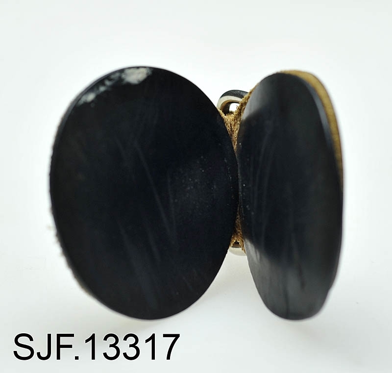 En leather straightener er et redskap for å rette ut fortommen når de er krøllete. En fortom er en avsmalende scene som forbinder fluesnøret med flua. 

Fortommen dras gjennom leather strightener samtidig som man klemmer. Friksjonen/varmen gjør at fortommen blir rett. 

Gjenstanden er kjøpt fra Streamside Service, Sandefjord.