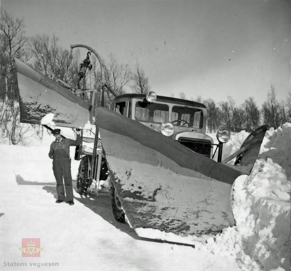 Snøbrøyting med FWD lastebil modell SSU, med spissplog og sideplog vinteren 1937. Mannen på planet betjener plogen ut og inn, og i høyden. Klikk på pilen til høyre for å se flere bilder. Bilde nr. 2 viser FWD brøytebil i arbeid med sideplog. Bilde nr. 3 viser FWD brøytebil. Bilde nr. 4 har påskrevet tekst på bildet :" I Troms Fylkes Veivesen".  Disse 4 bildene er fra Colbjørnsen & Co A/S sitt album. Men det kan tenkes at brøytebildene som vises her er fra Narvik, da strekningen Narvik - Tromsø ved Takvand er merket i albumet til tidligere vegdirektør Andreas Baalsrud "Mindealbum fra Troms". Et album han fikk fra deltagerne i Vei og Jernbanekommiteens reise i 1937, og som blant annet viser samme brøytebilder. Bilde nr. 5 og nr. 6 er fra vegdirektør Baalsruds Minnealbum fra Troms 1937. 

Ref. til artikkel i "Vegvesenets redskaper og maskiner 1941," av overingeniør Johs. Eggen, side 131. Merk "Fig. 212. Forplog og kantplog. Vegvesenet i Troms fylke. Kantplogen henger i en david." Jf. side 137. Se vedlegg i Nedlastinger for mer informasjon om ploger.