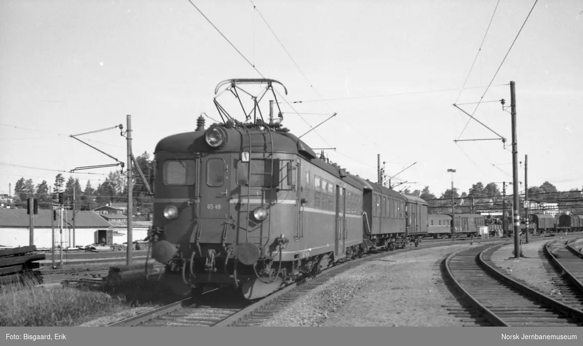 Elektrisk motorvognsett type 65 på Ski stasjon, motorvogn BM 65 48 fremst