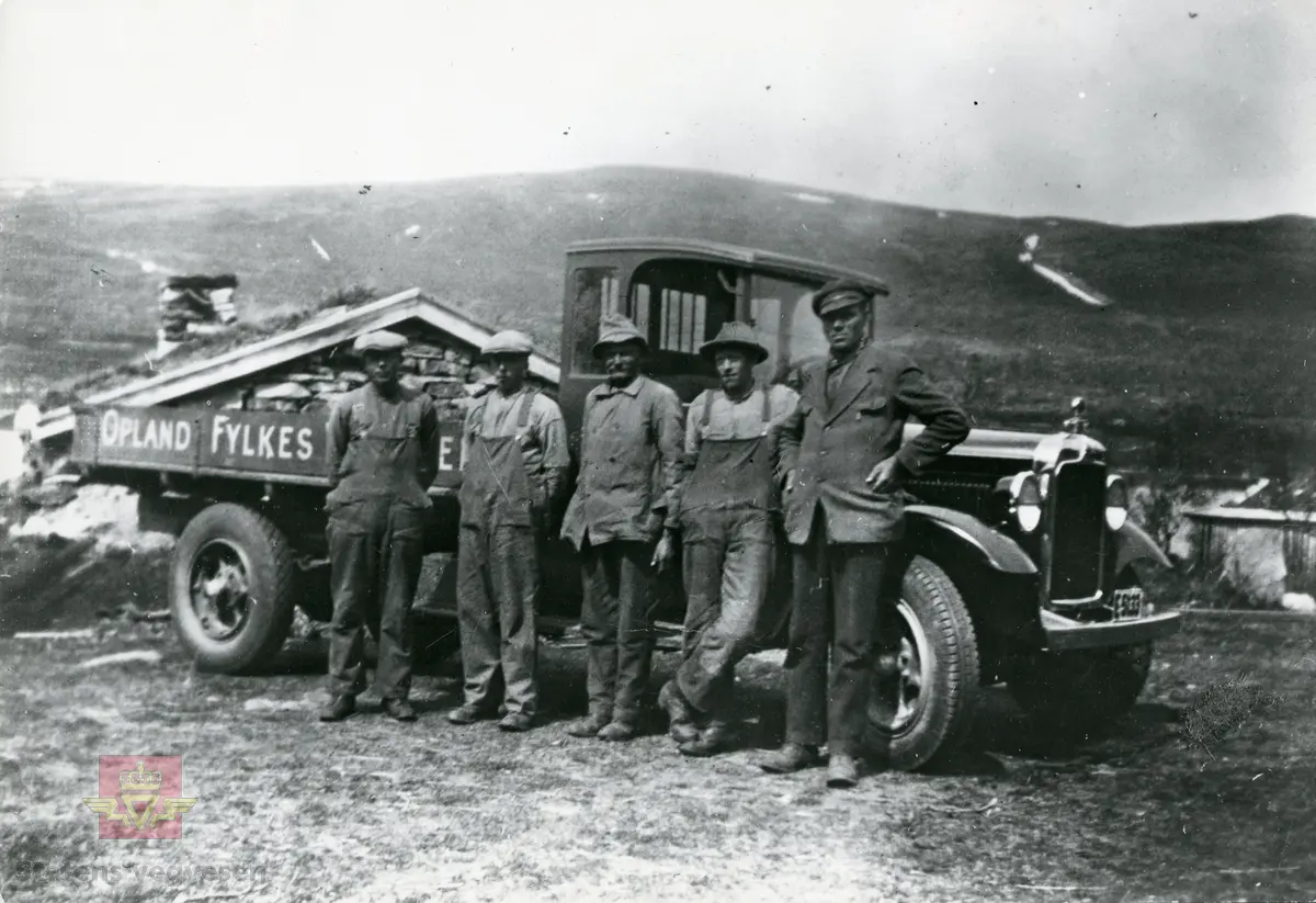 På Dovrefjell ca. 1935. Bildet er tatt ved smia "Lensmannsbua," (fra 1858) som ligg ved Vålåsjøen mellom E6 og sjøen om lag en kilometer fra sørenden av sjøen. 
Graham Brothers lastebil, trolig med kjennetegn E-5133 var den første lastebilen i vegvesenets tjeneste på fjellet. Graham Brothers lastebil tilhørende Opland Fylkesveivæsen. Lastebilen står oppført i Bilboken for Norge 1930. 
Personene på bildet fra venstre: Johannes Eide, Peder Langløkken, Hans Lerhaugen, Ivar Ulekleiv og Johan Graf står foran lastebilen til Oppland Fylkes Veivesen. 
Bilde 2) Bakpå bildet opplysninger skrevet for hånd.