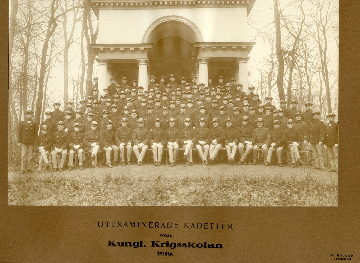 Grupporträtt av utexaminerade kadetter från krigsskolan 1916.