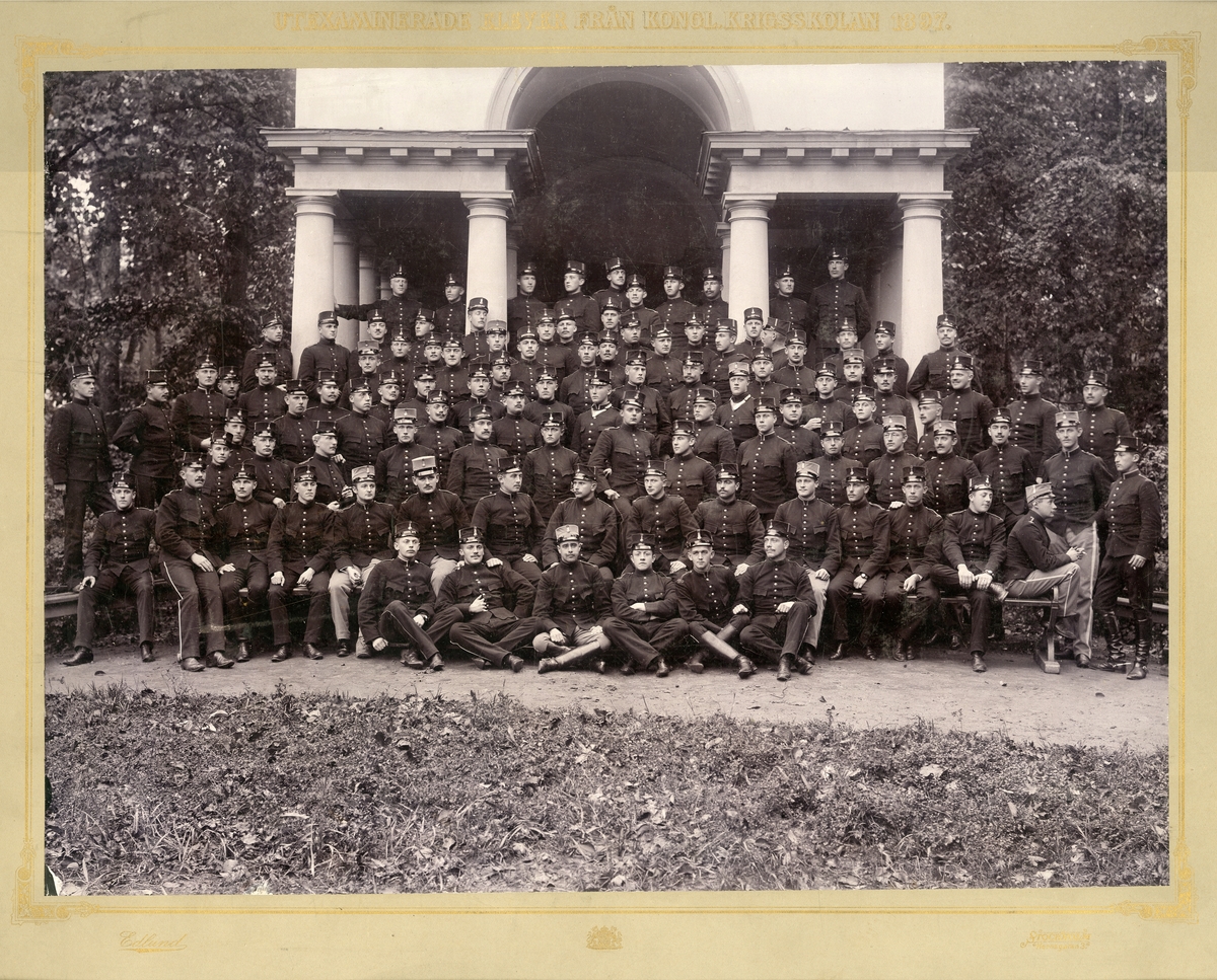 Grupporträtt av utexaminerade elever från 1897.