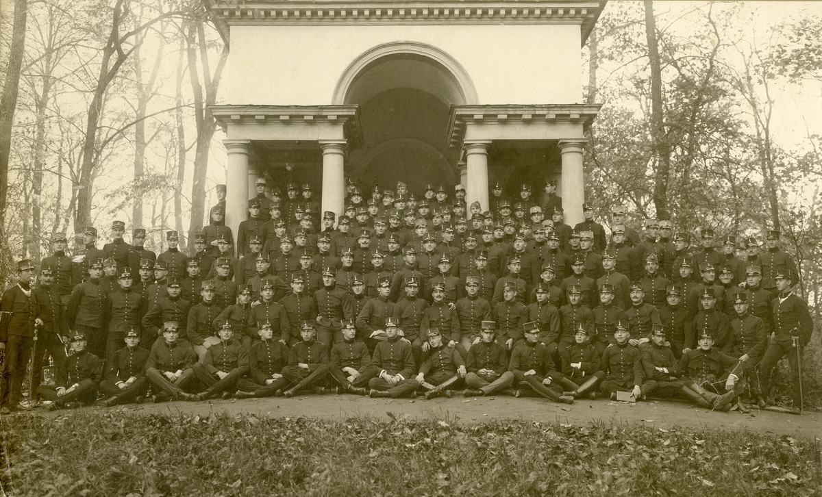 Grupporträtt av utexaminerade kadetter från krigsskolan 1906.