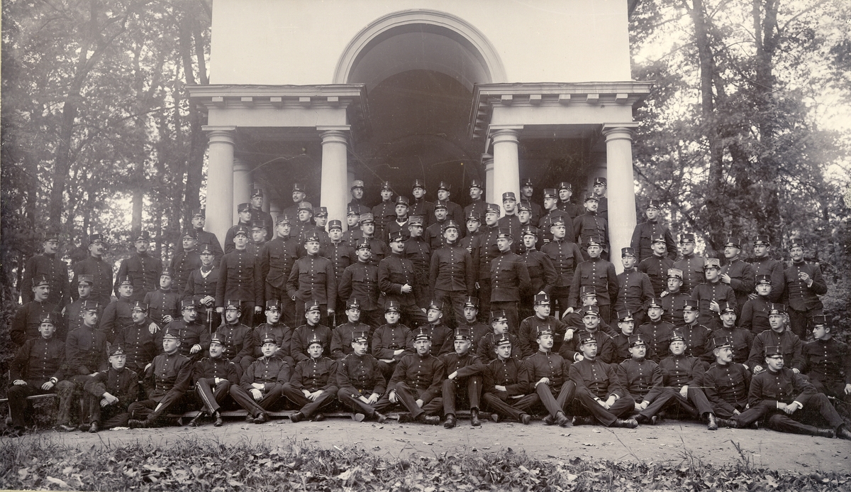 Grupporträtt av utexaminerade kadetter från krigsskolan 1900.