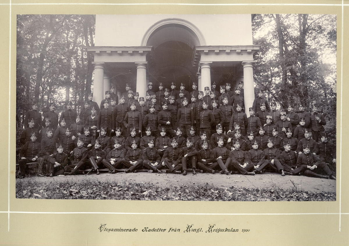 Grupporträtt av utexaminerade kadetter från krigsskolan 1900.
