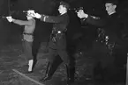 F6 Karlsborg. 1953-års krigsstig-träningsskjutning i mörker med pistol.